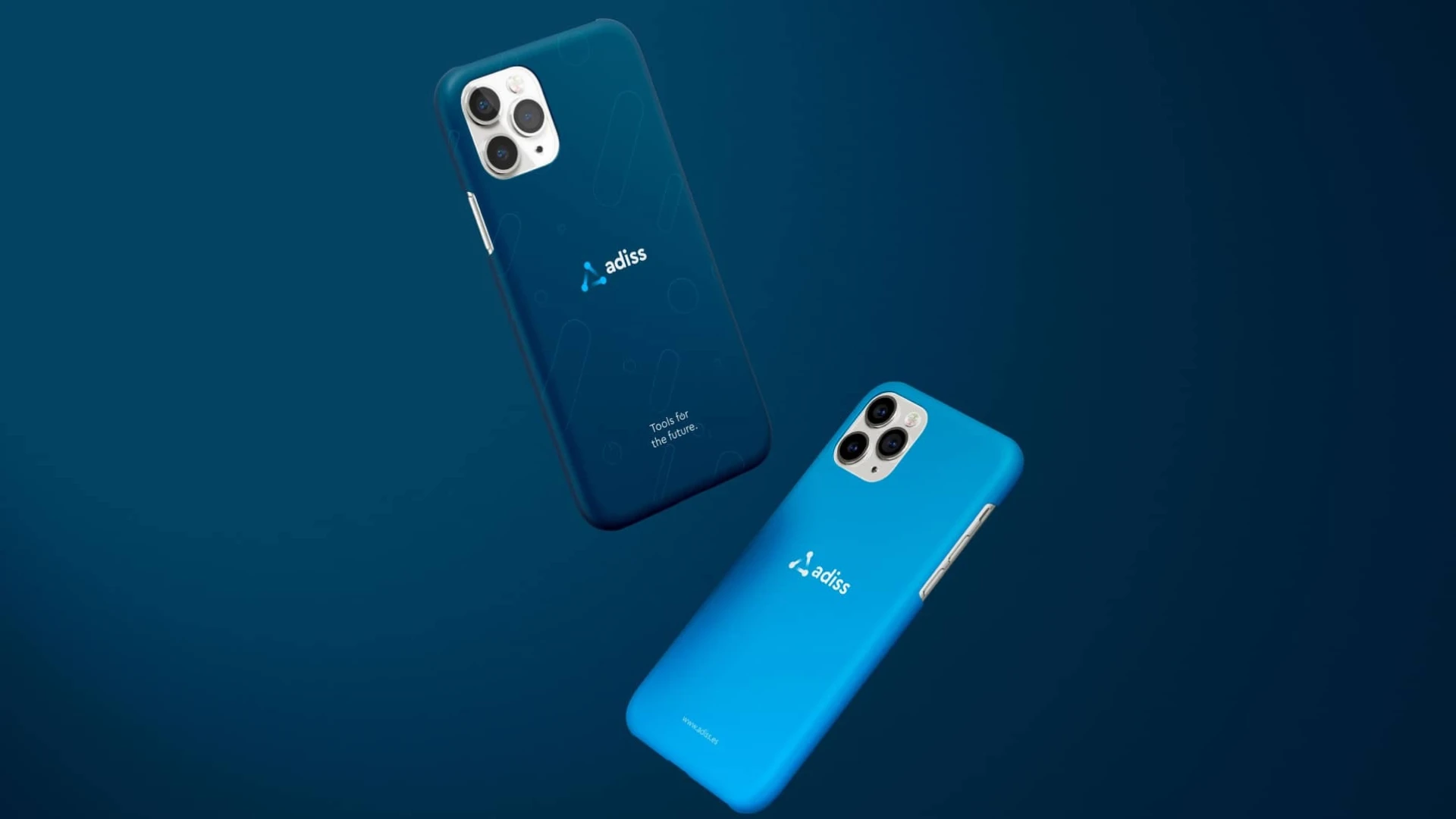 Mockup realista de dos teléfonos iPhone con fundas de la marca Adiss