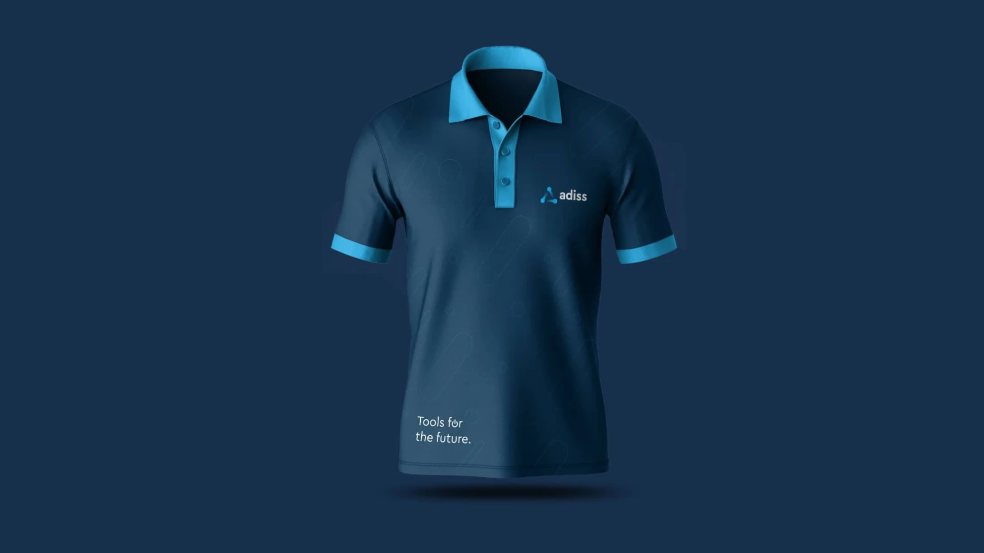 Camiseta tipo polo azul marino con cuello y bordes de las mangas en azul claro, presentando el logotipo de "adiss" en el pecho y el eslogan "Tools for the future." en la parte inferior sobre un fondo azul oscuro