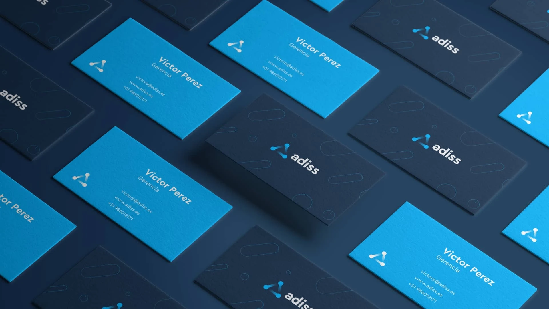 Mockup de tarjetas de visita corporativas de Adiss organizadas en cuadrícula, mostrando el diseño frontal en azul cian con datos de contacto y el reverso en azul oscuro con el logotipo y patrón de marca