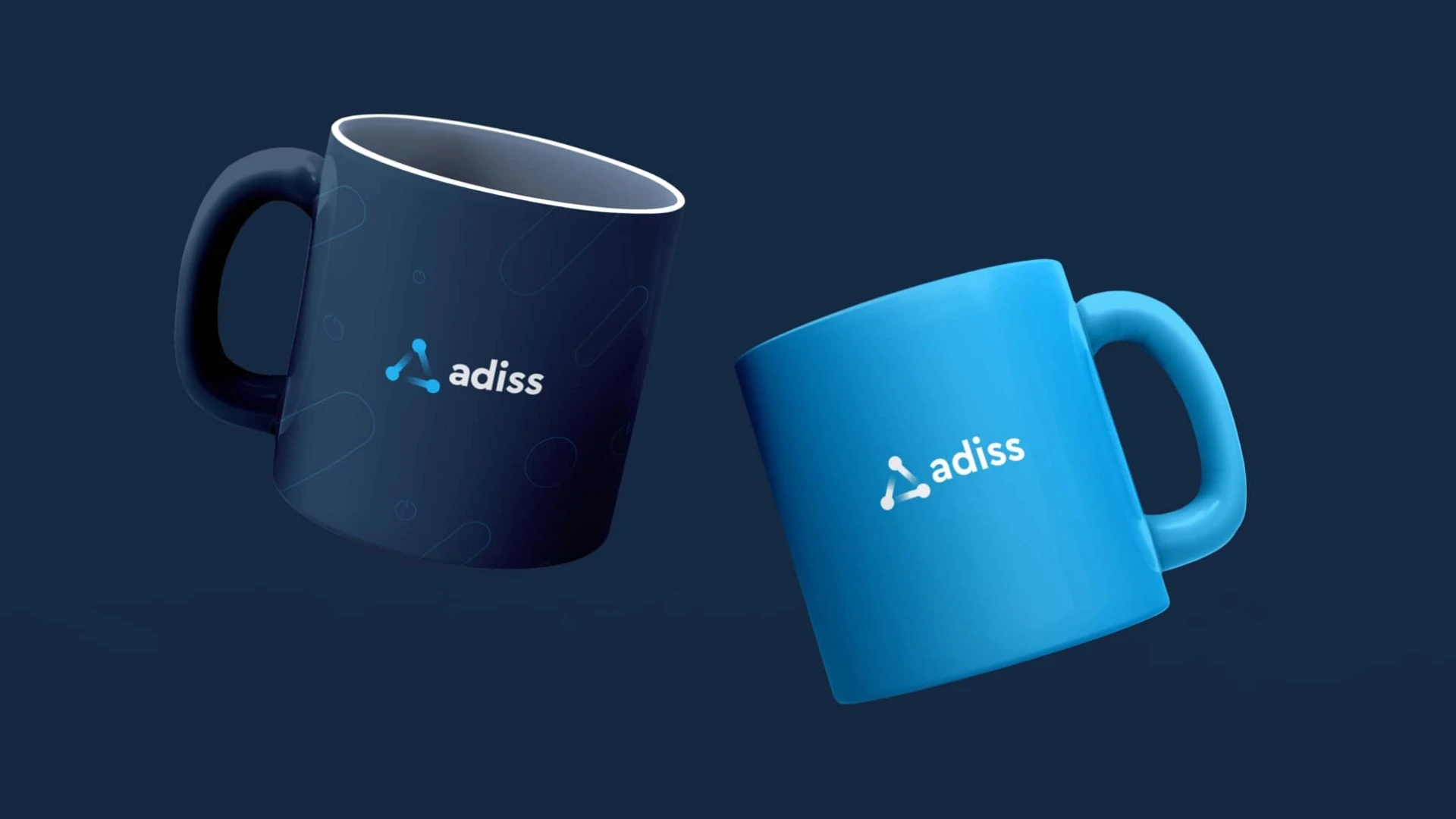 Dos tazas de cerámica corporativas de Adiss flotando: una en azul oscuro con patrón de fondo y otra en azul cian, ambas con el logotipo de la marca en blanco