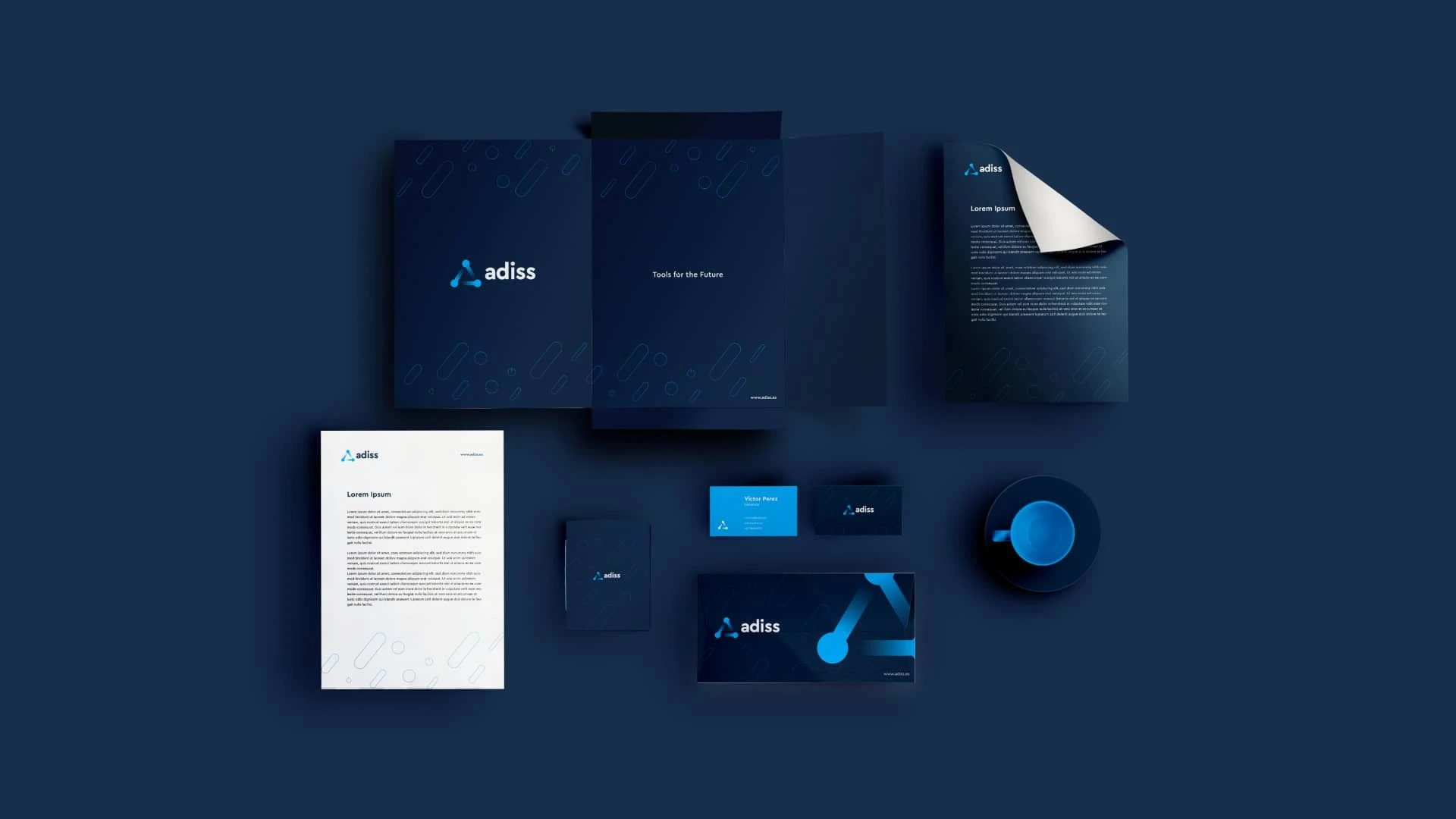 Mockups de aplicación de la identidad de marca Adiss en papelería corporativa