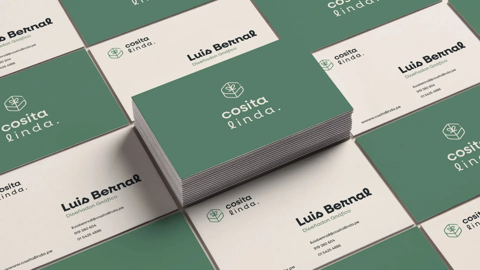 Mockup de tarjetas de presentación de la marca 'cosita linda.' dispersas y apiladas, mostrando el anverso verde oscuro con el logotipo y el reverso beige con los datos de contacto