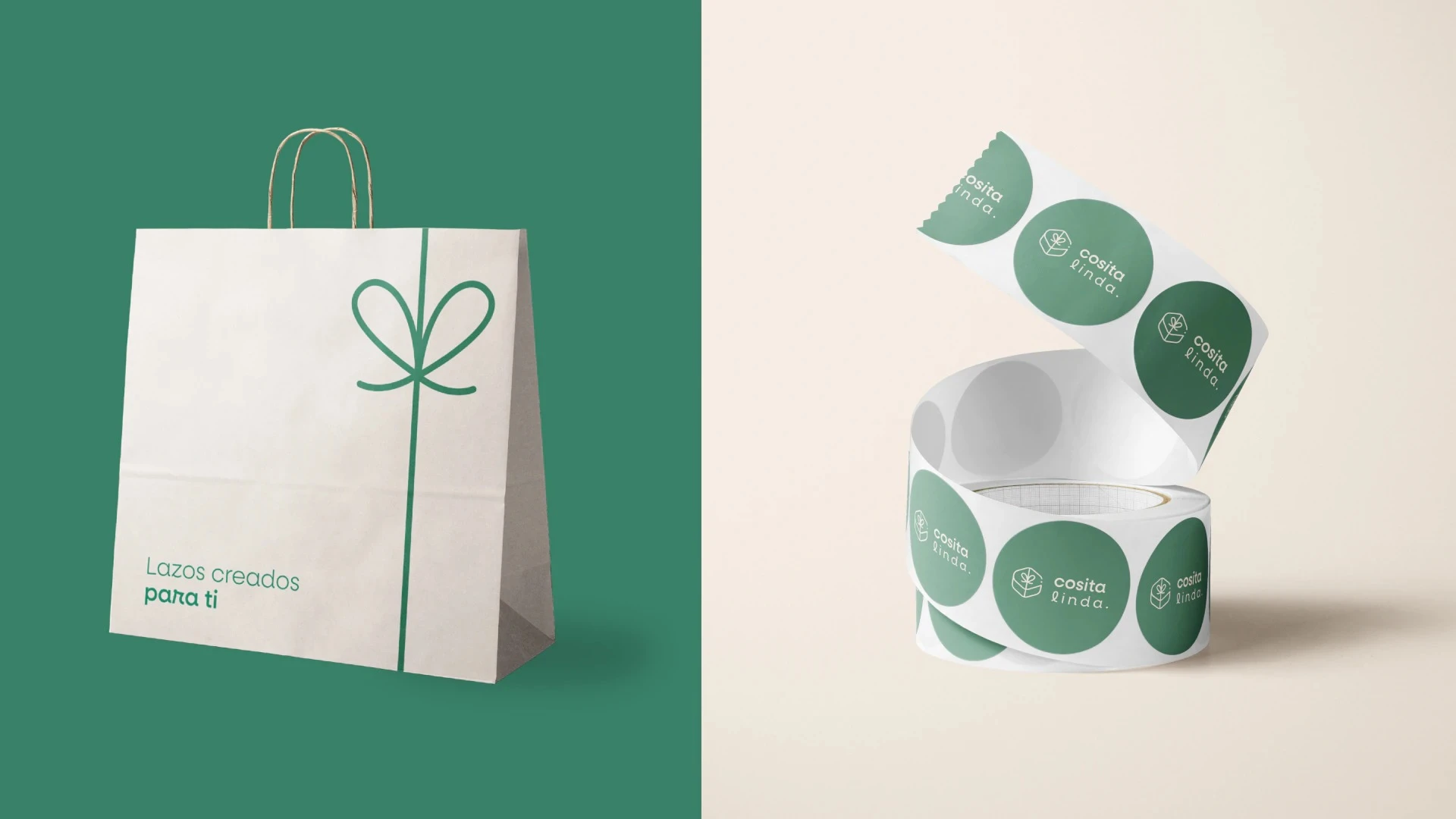 Mockup de bolsa de papel con diseño de lazo verde y eslogan Lazos creados para ti junto a un rollo de stickers circulares con el logotipo de Cosita Linda