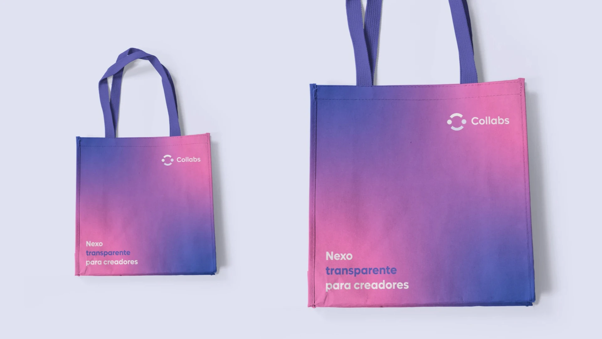 Mockup de dos bolsas de tela tote bags con diseño degradado en morado y rosa mostrando el logotipo de Collabs y el eslogan Nexo transparente para creadores