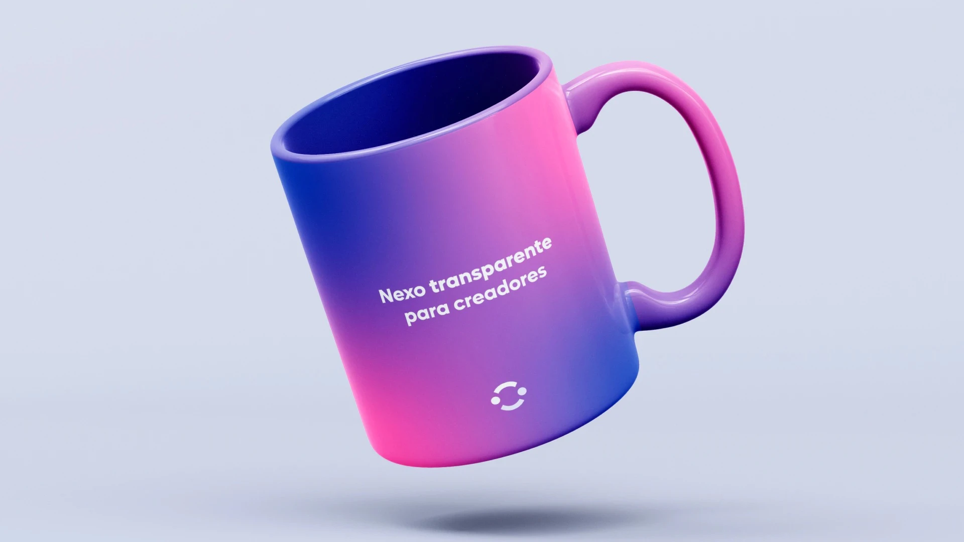 Taza de cerámica flotando sobre fondo claro, presentando un diseño en degradado de azul a rosa con el texto 'Nexo transparente para creadores' y un logotipo minimalista en la parte inferior