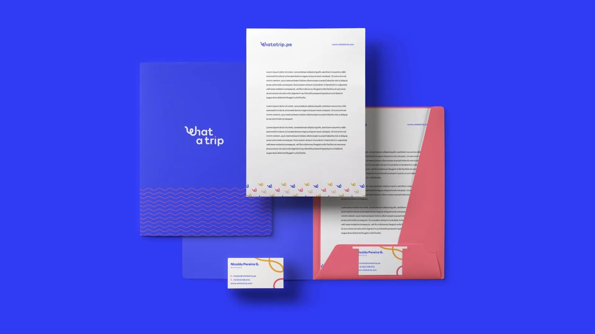 Mockup de papelería corporativa de What a trip mostrando carpeta azul y rosa hoja membretada y tarjetas de presentación sobre fondo azul eléctrico