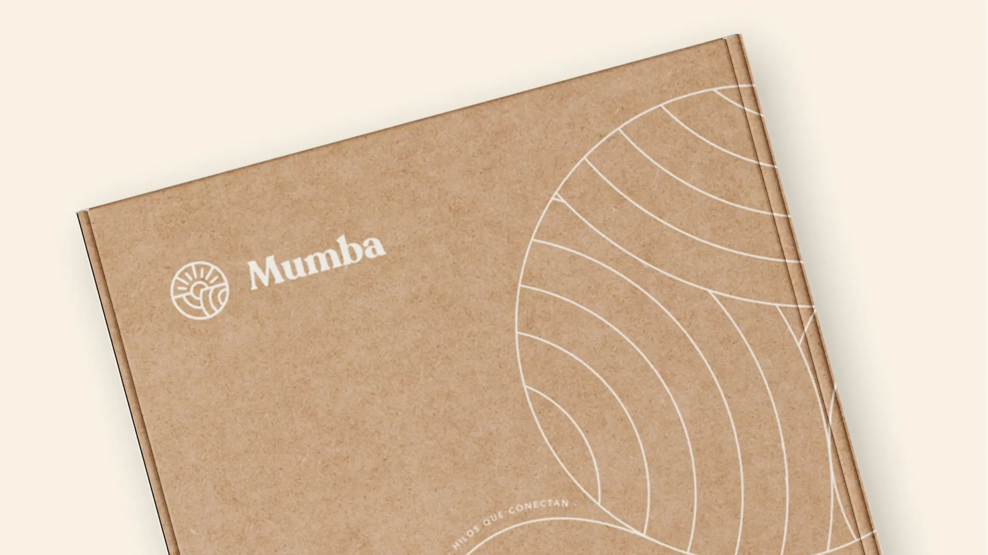 Paquete de marca sobre fondo beige con logotipo y recursos visuales corporativos