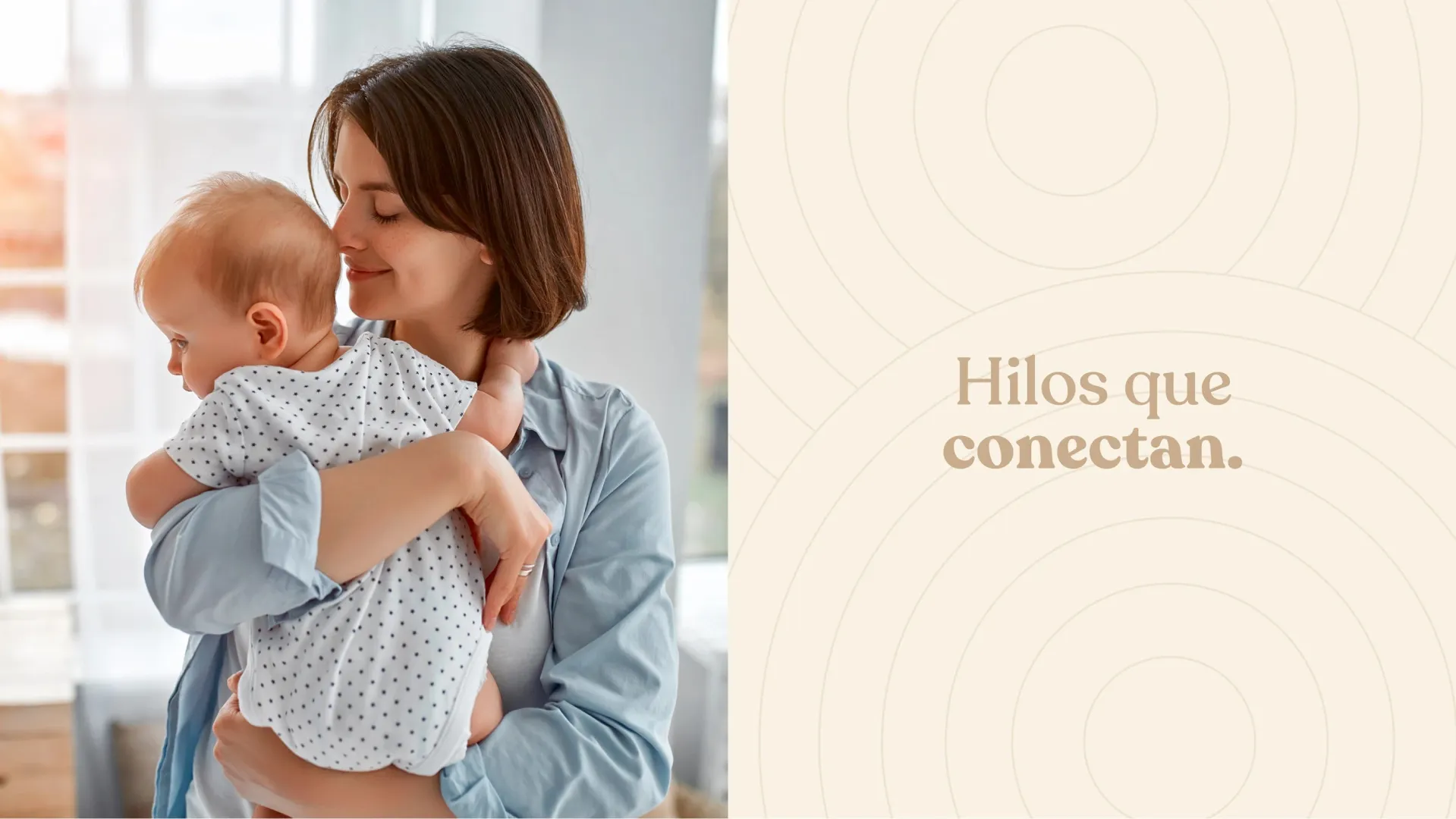 Persona adulta sosteniendo a un bebé junto a mensaje de marca sobre conexión emocional