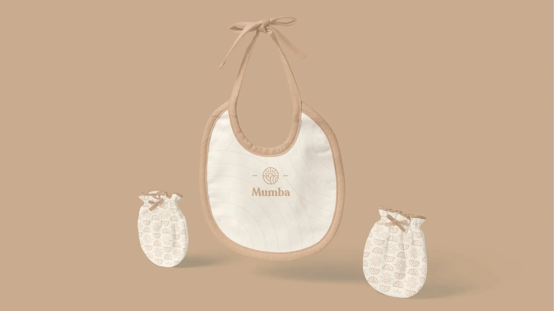 Accesorios para bebé presentados sobre fondo beige