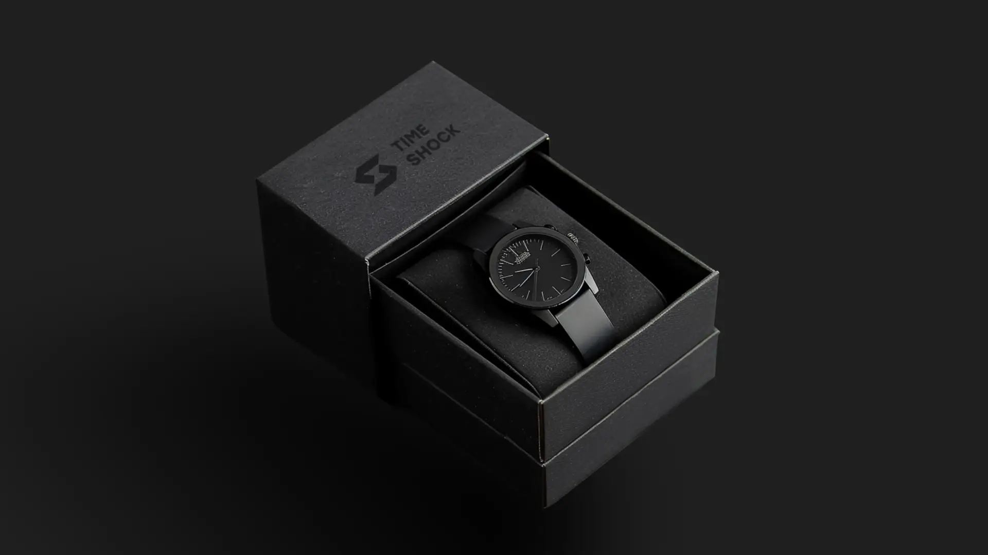 Reloj de pulsera digital negro en una caja abierta sobre un fondo oscuro uniforme