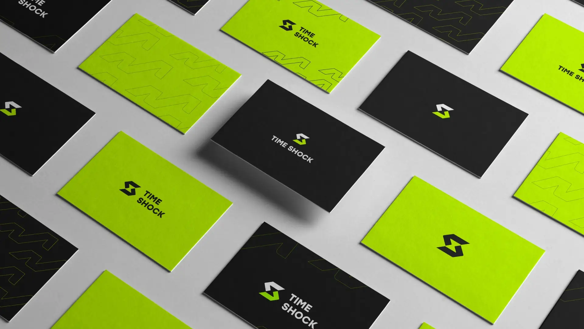 Tarjetas de presentación verticales con diseño de líneas curvas verdes y logotipo de la marca