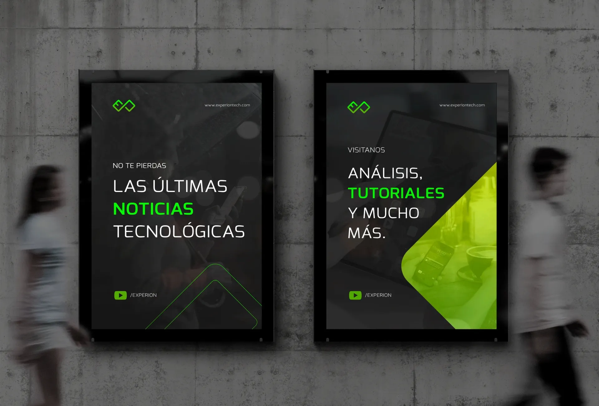 Dos carteles publicitarios digitales de 'Experion' instalados en un muro de concreto gris, destacando textos en blanco y verde neón sobre fondos oscuros que invitan a ver noticias, análisis y tutoriales tecnológicos en su canal