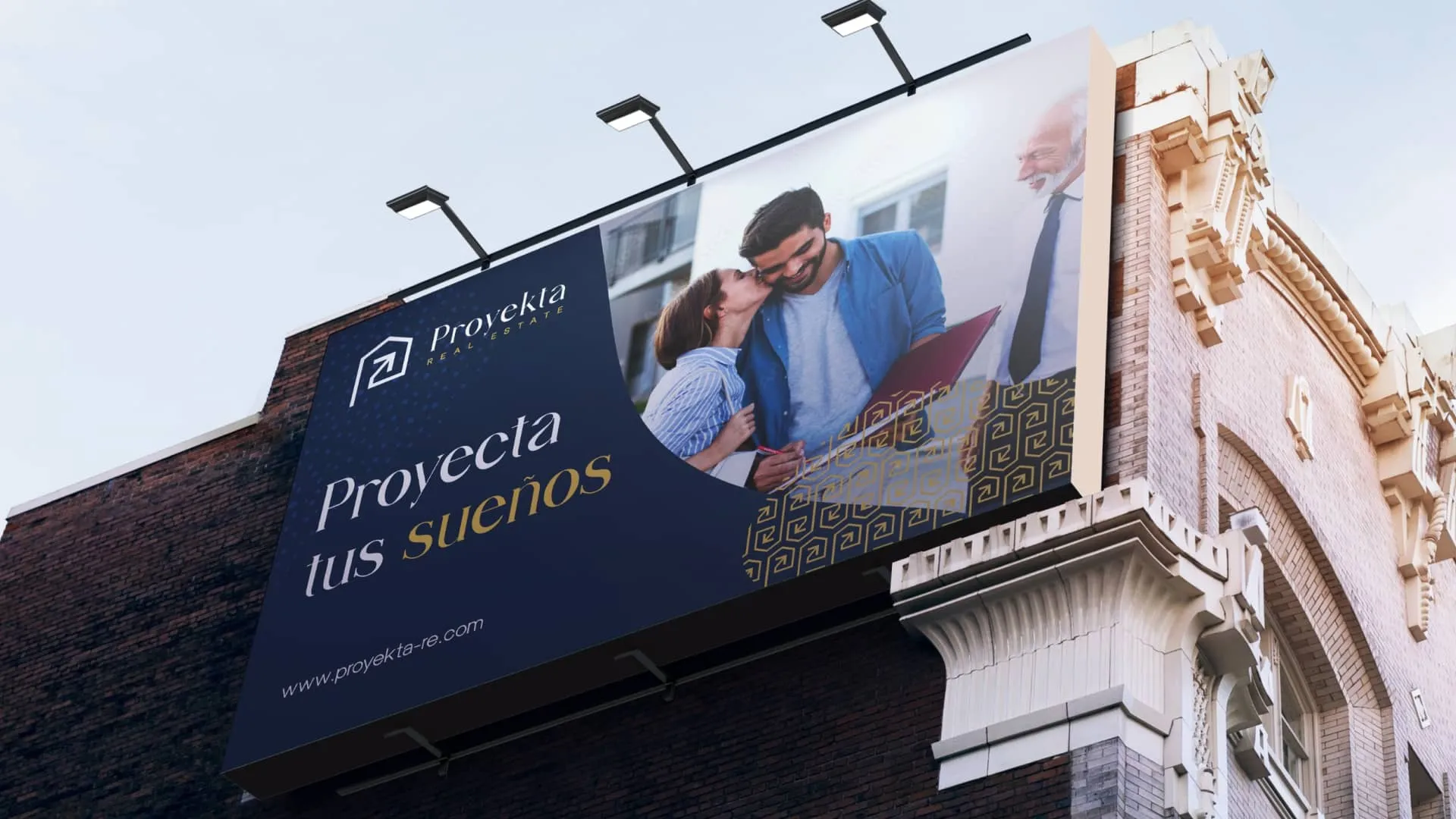 Valla publicitaria exterior instalada en edificio urbano con campaña visual de proyecto inmobiliario