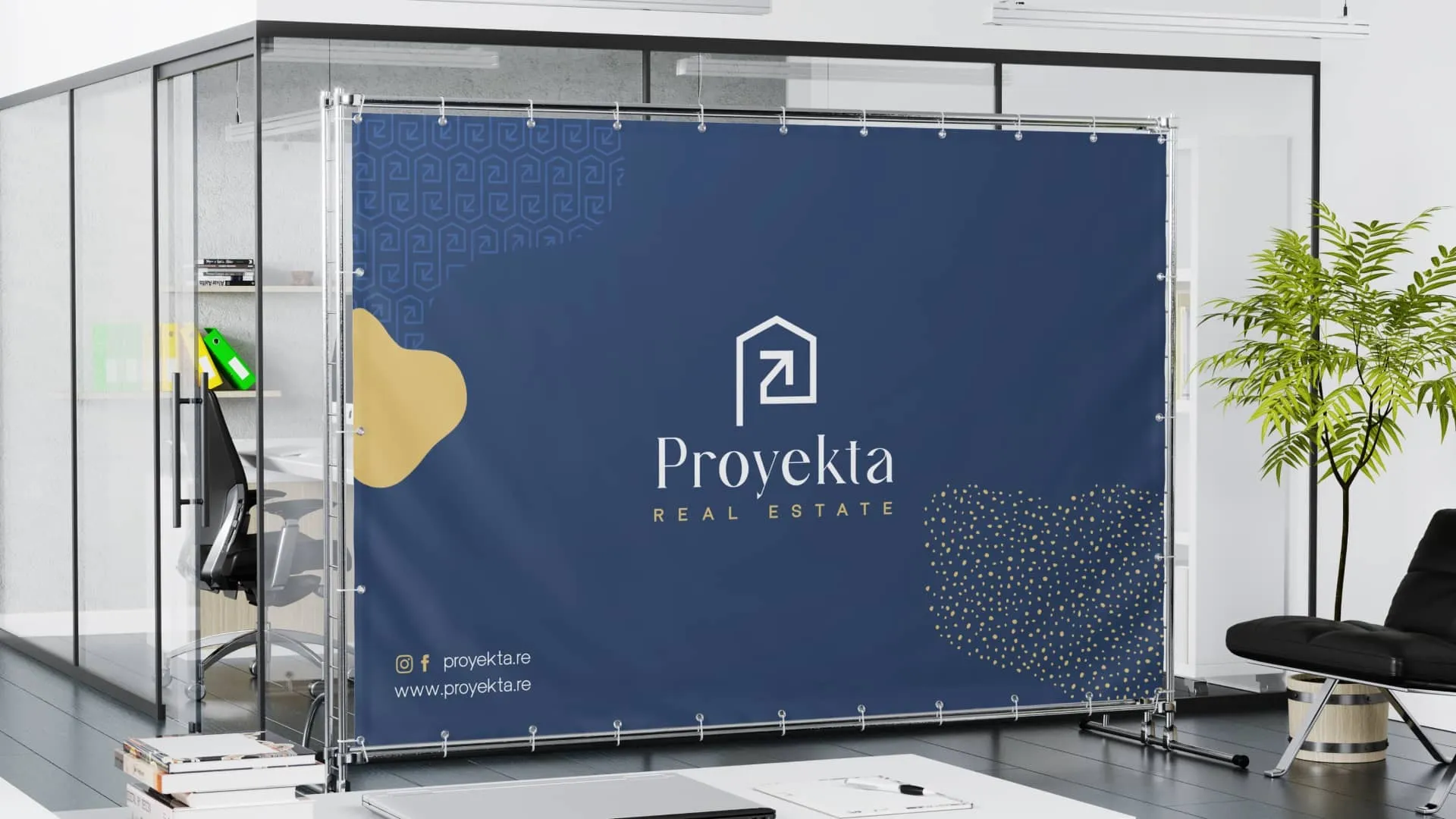 Banner corporativo de marca inmobiliaria instalado en espacio de oficina moderna con diseño elegante