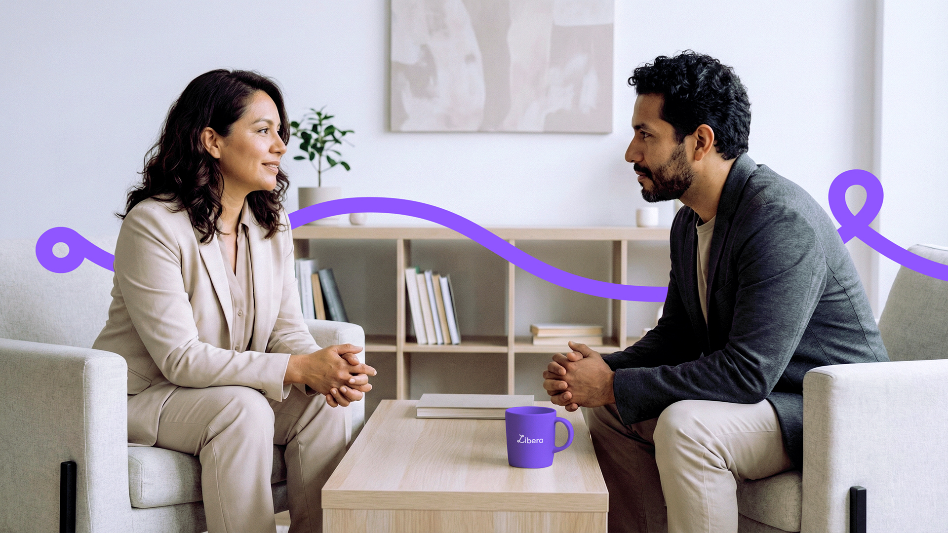 Dos personas conversando en espacio interior con elementos gráficos de marca