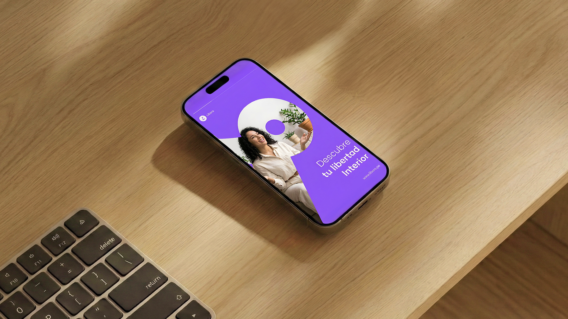 Teléfono móvil mostrando pantalla de aplicación con diseño morado