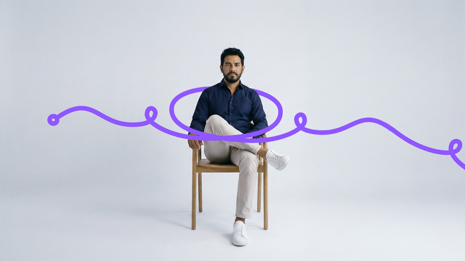 Persona sentada en estudio con gráficos de marca superpuestos