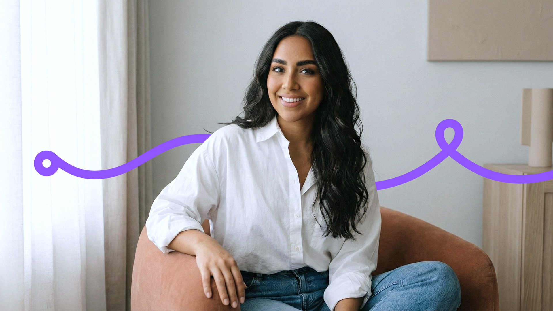 Persona sentada en interior luminoso con elementos gráficos de marca