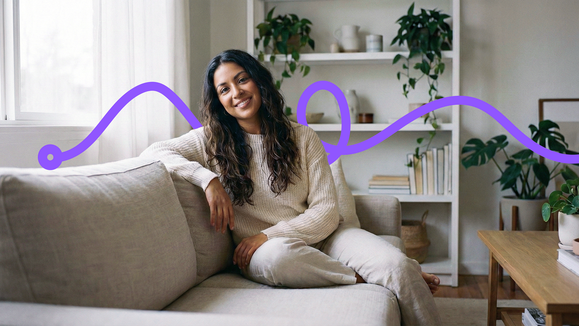 Persona sentada en sofá con gráficos de marca integrados