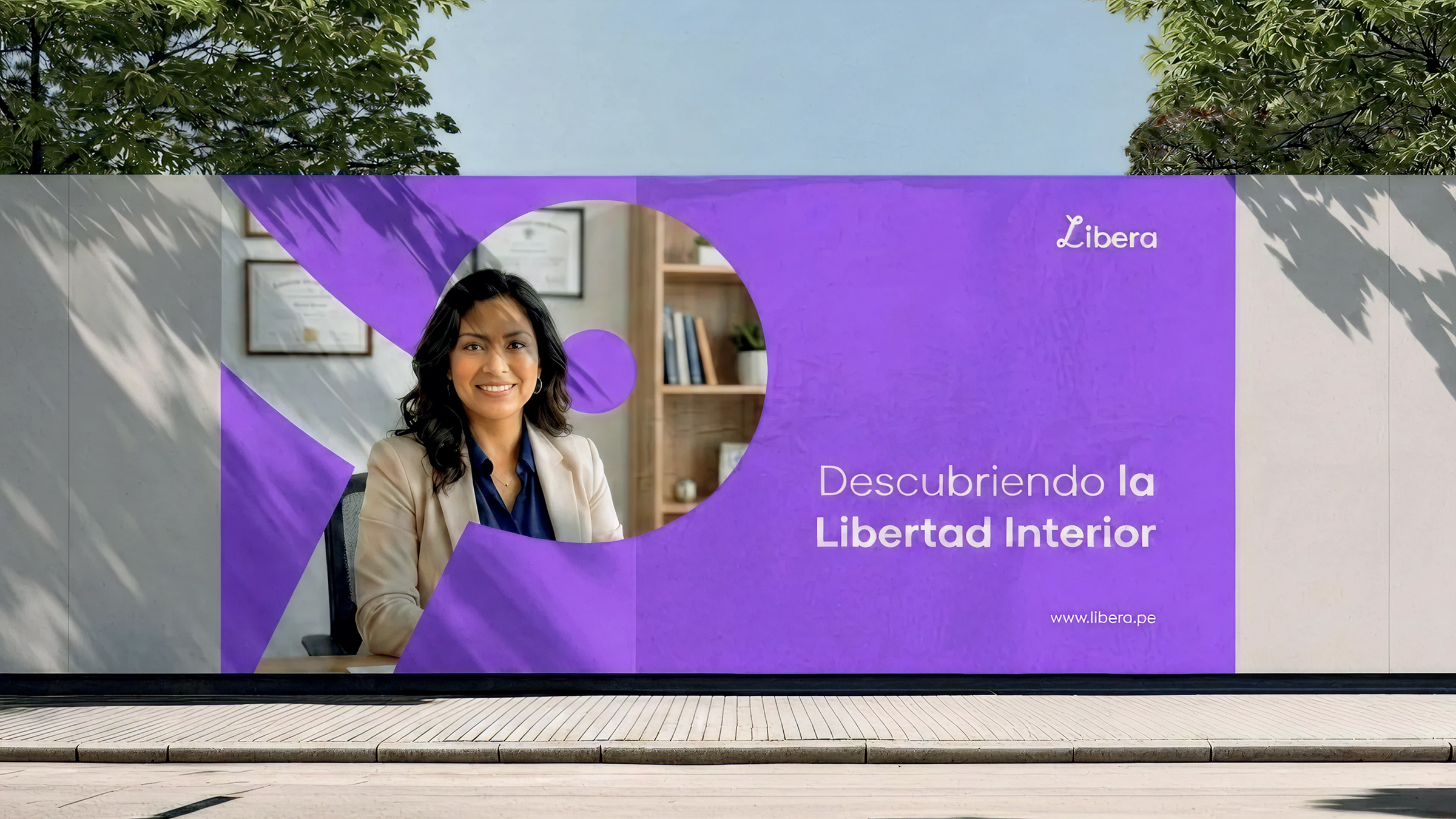 Banner exterior con persona y diseño gráfico de marca