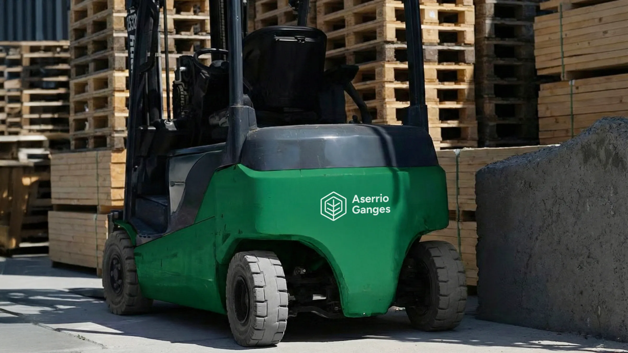 Montacargas verde con pallets de madera apilados en un aserradero