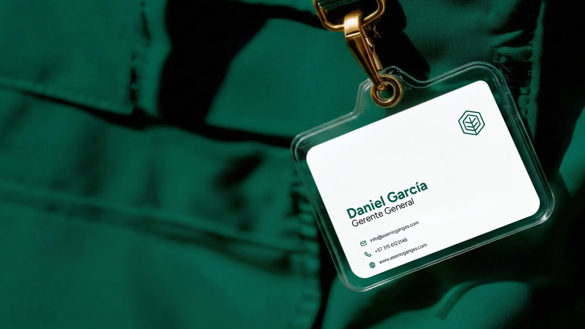 Credencial corporativa con diseño verde colgada en uniforme de trabajo