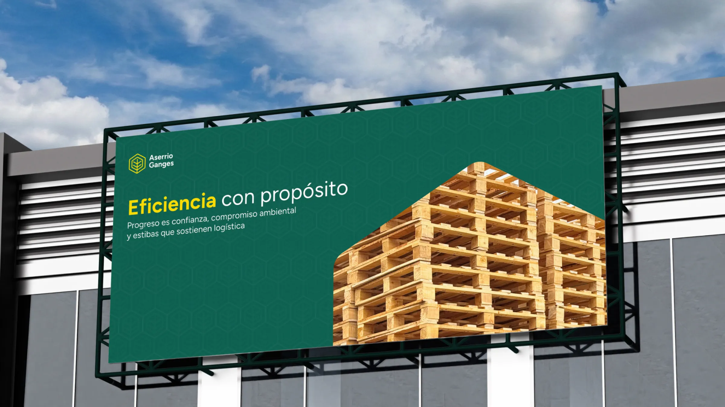 Billboard publicitario con pallets de madera y mensaje corporativo