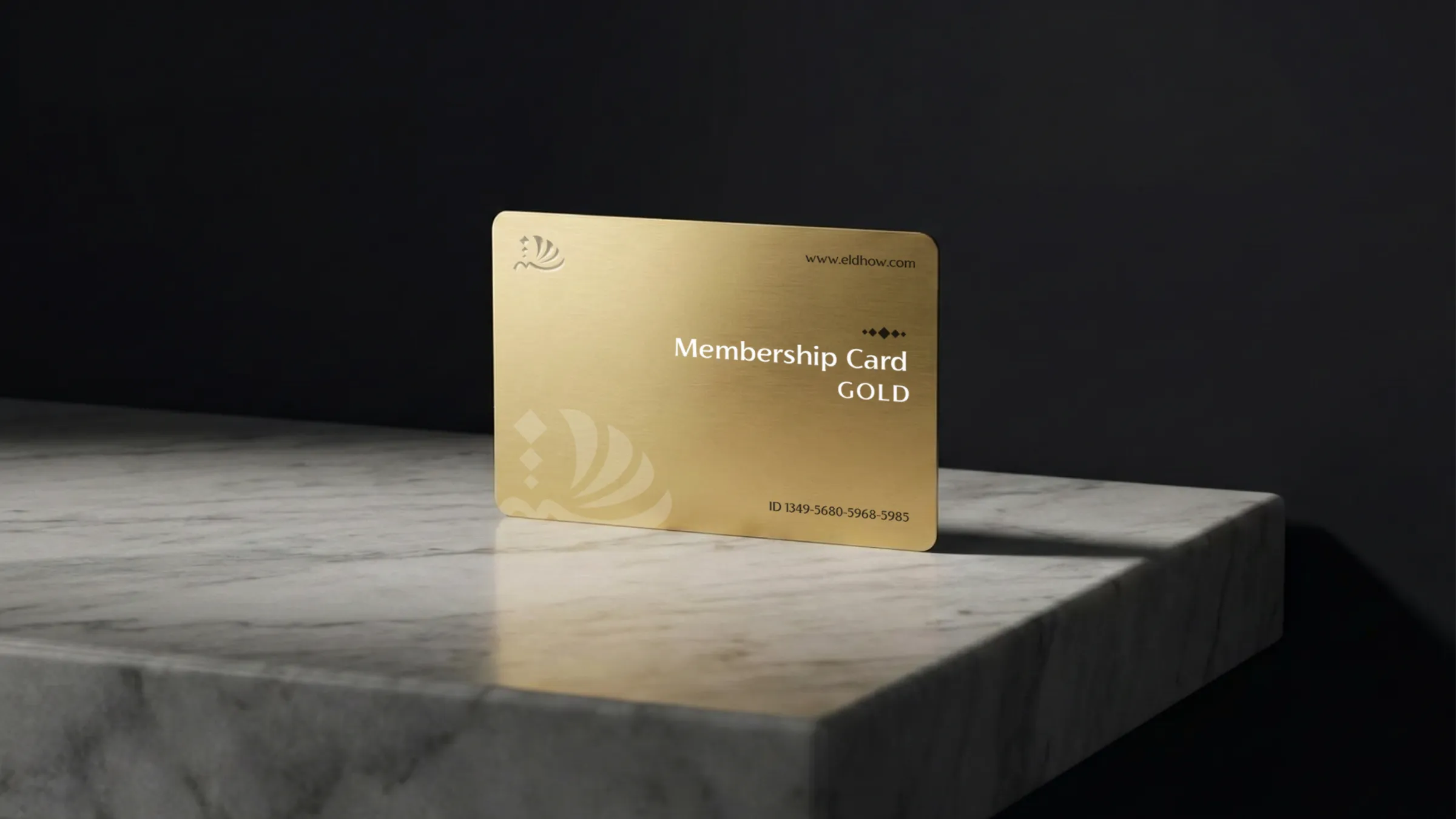 Tarjeta de membresía dorada sobre superficie oscura