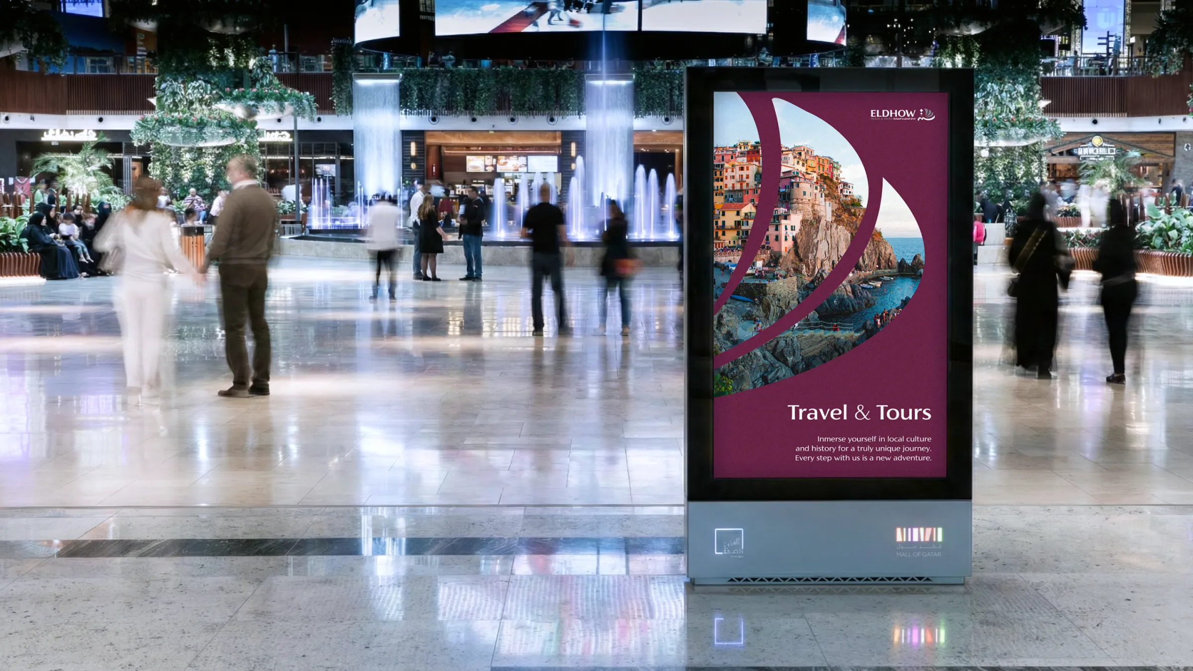 Pantalla publicitaria vertical en centro comercial con diseño de viajes