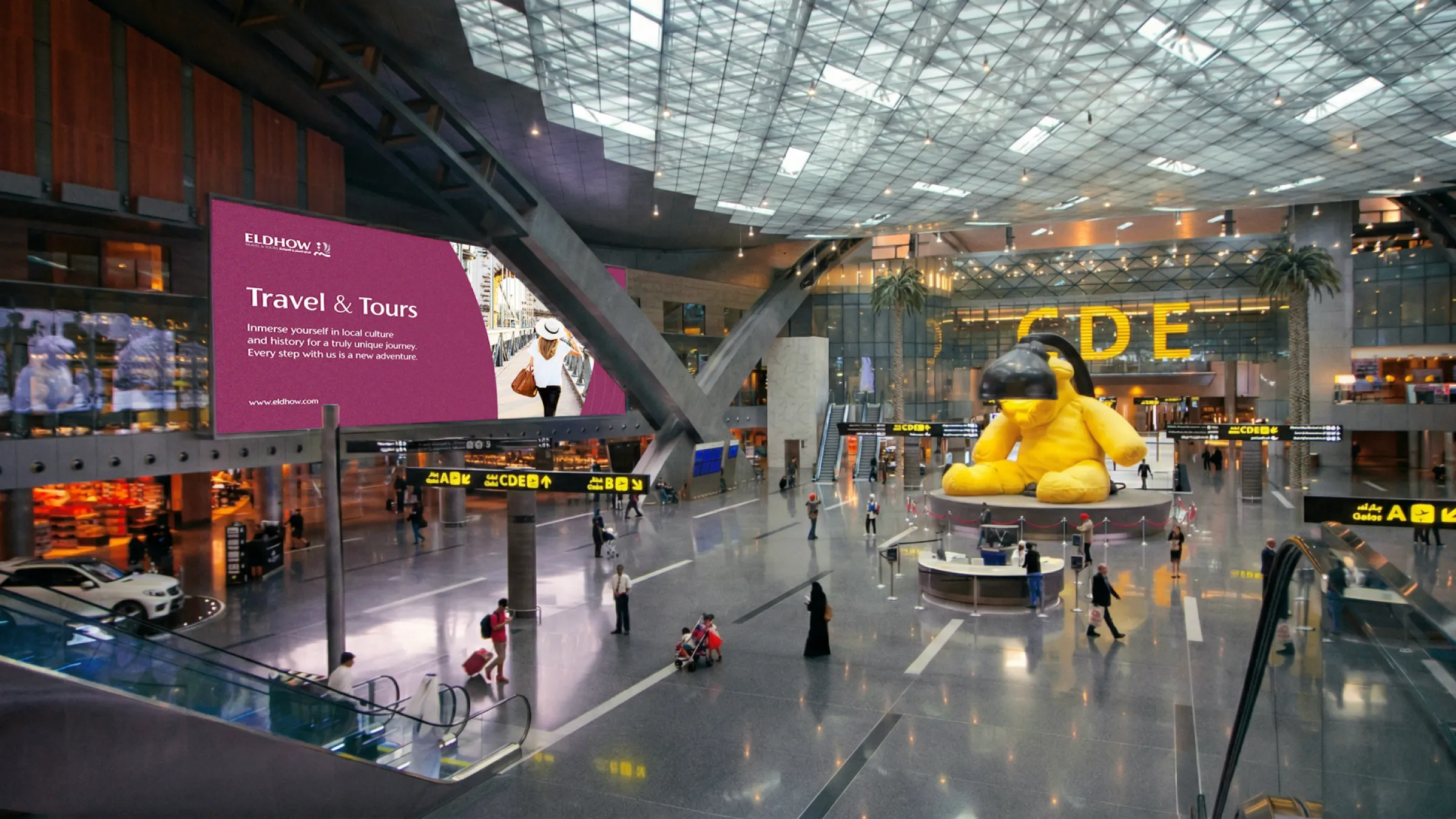 Espacio amplio tipo aeropuerto con publicidad digital de marca