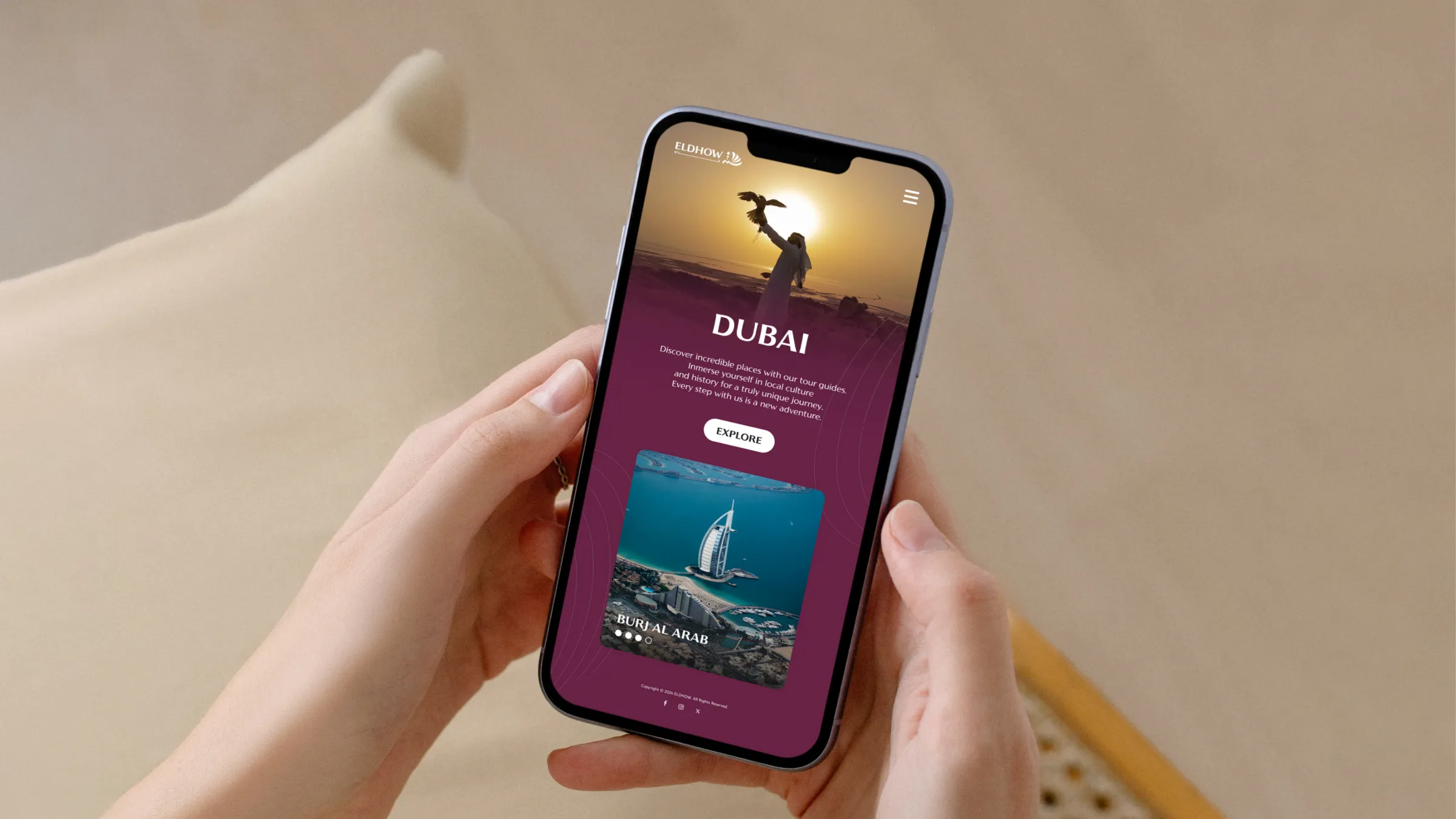 Teléfono móvil mostrando interfaz de aplicación de viajes