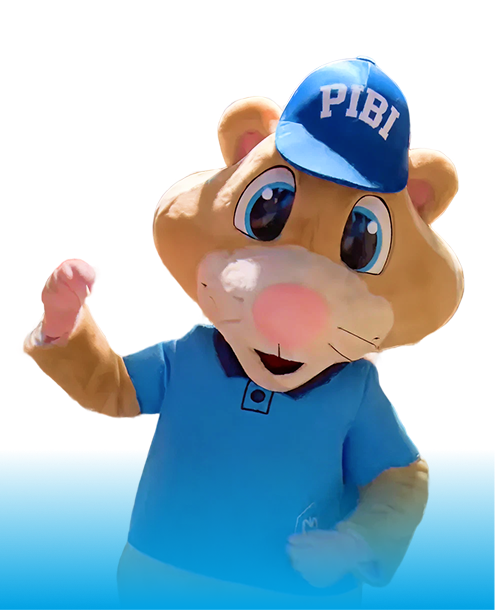 Mascotte van een grote oranje kat met een roze neus, blauwe ogen en een blauwe pet met de letters PIBI en een blauw shirt.