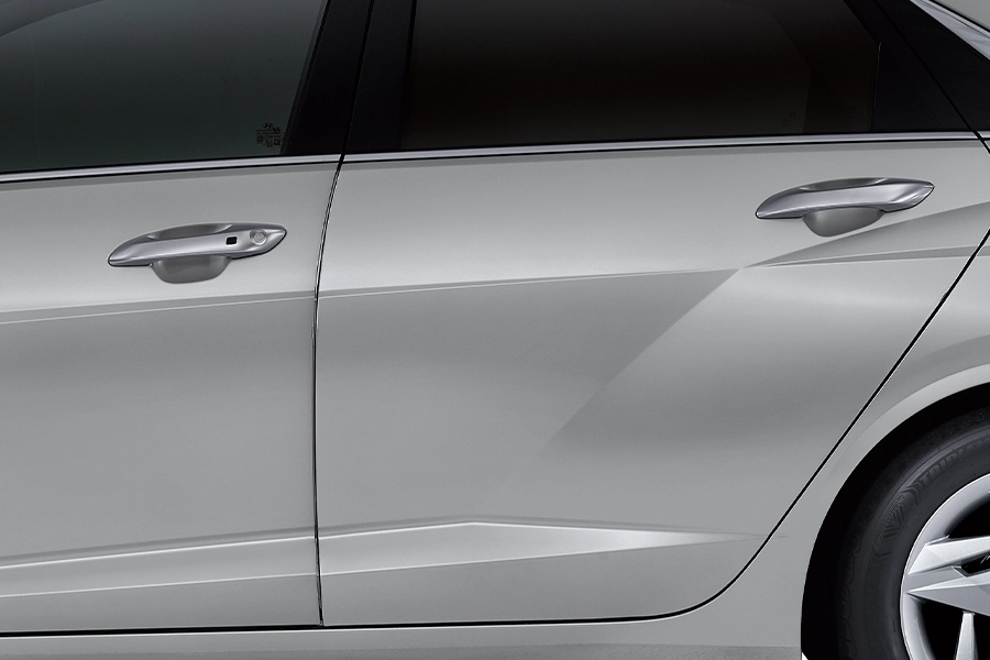 Hyundai Accent — banner de exterior. La luz que rompe la monotonía