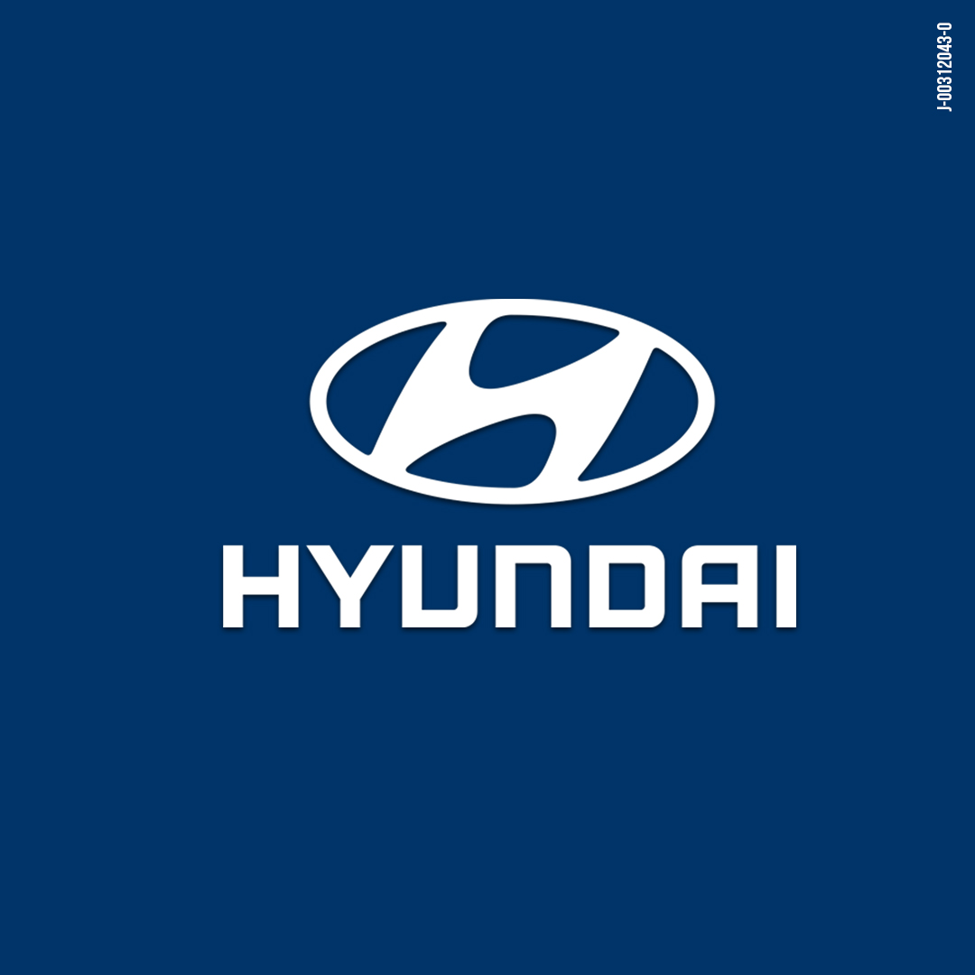 Asesora comercial de Hyundai atendiendo consultas de clientes vía video digital
