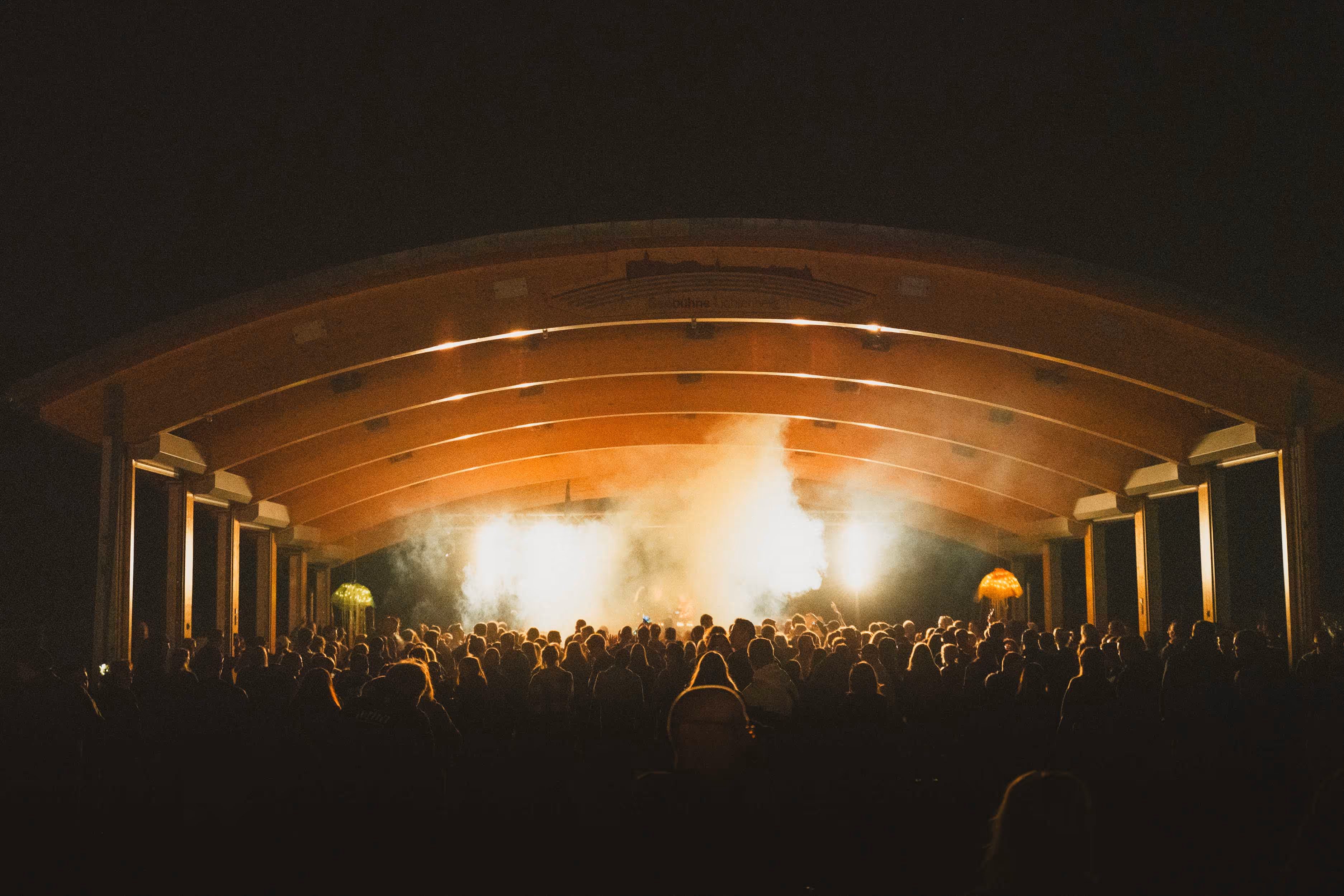 Stimmungsvoll beleuchtete Bühne in überdachter Location