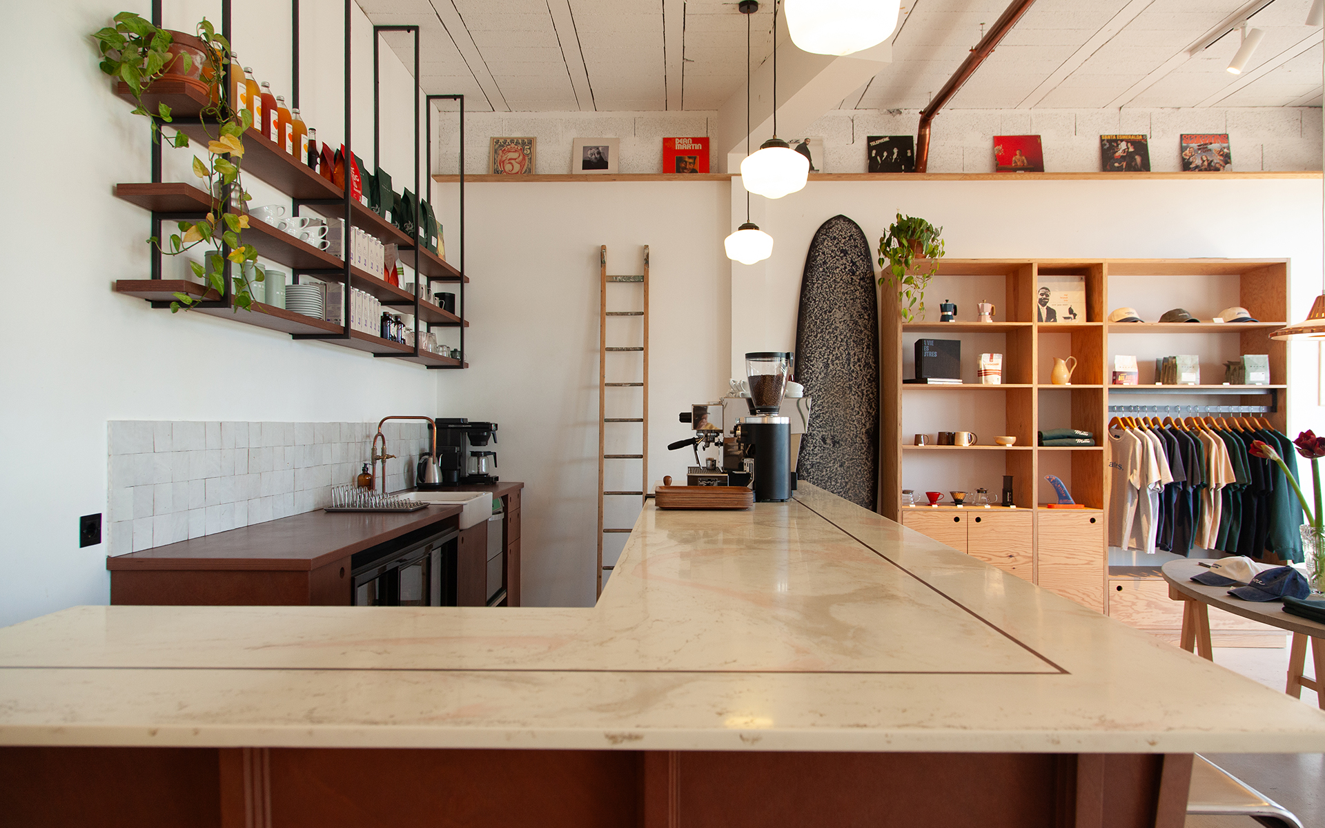 Branding, design d’espace et merchandising réunis dans un univers cohérent, inspiré par la culture surf et l’esprit coffee shop.