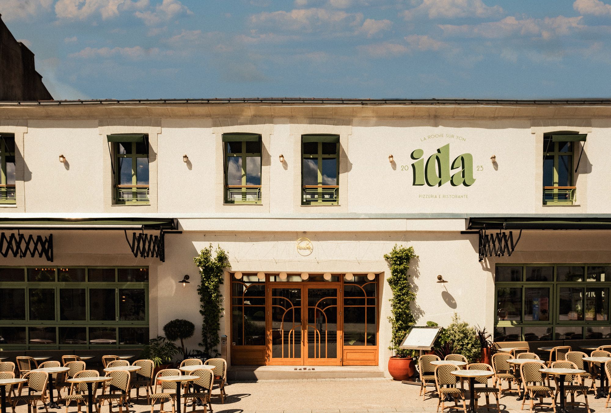 Rénovation complète de la Trattoria Ida, pensée comme une expérience globale. Identité visuelle, design d’espace et mobilier sur mesure composent un lieux unique