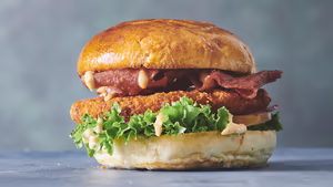 Crispy Fried Chicken Burger Pizza fra Esmeralda Pizza & Restaurant på Amager