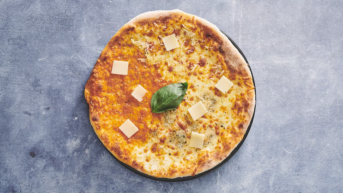 Autentisk italiensk stenovnspizza Formaggi Speciale (V) Mozzarella, oregano, mascarpone, gorgonzola, cheddarost og høvlet parmesan friskbagt på Amagerbro