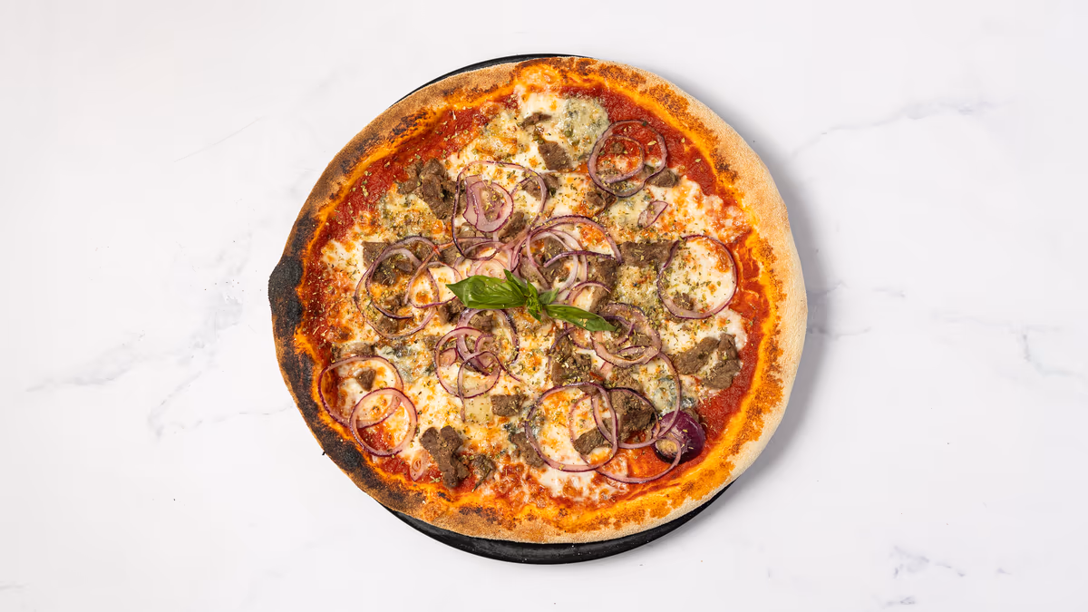 Autentisk italiensk stenovnspizza Gorgonzola Tomatsauce, mozzarella, oksekødsstrimler, gorgonzola og løg friskbagt på Amagerbro