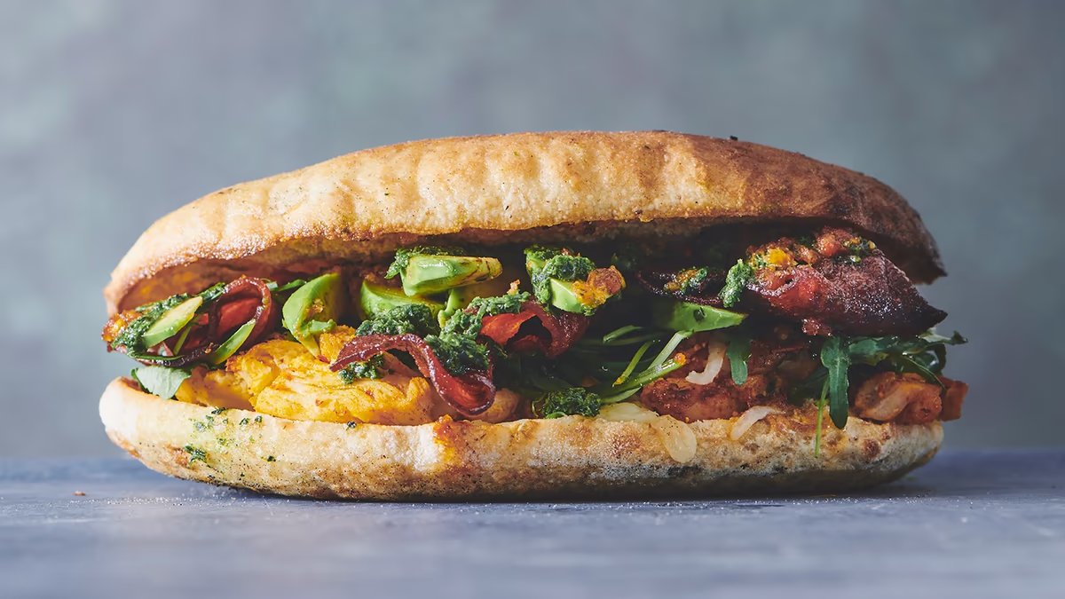 Autentisk italiensk stenovnspizza Kylling og bacon Hjemmelavet groft sandwichbrød med kylling, bacon, avocado, rucola samt rød og grøn pesto.