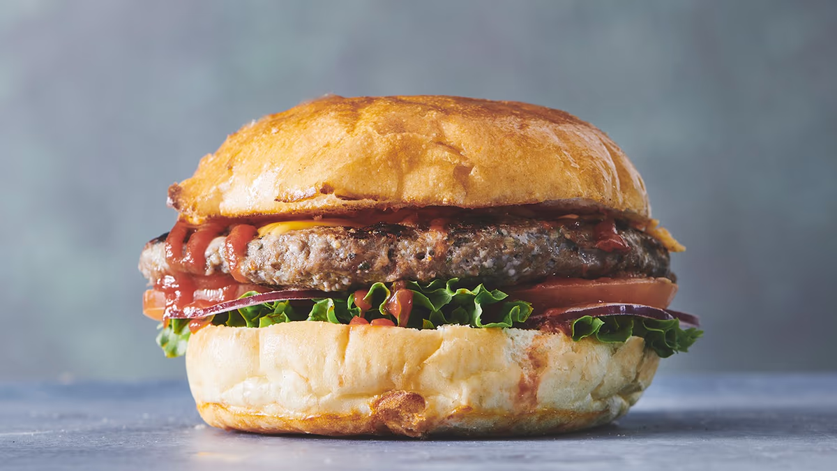 Autentisk italiensk stenovnspizza Esmeralda Burger Grillet 100% dansk oksekød med frisk rucola, tomater, smeltet mozzarella samt Esmeraldas pesto-mayo.