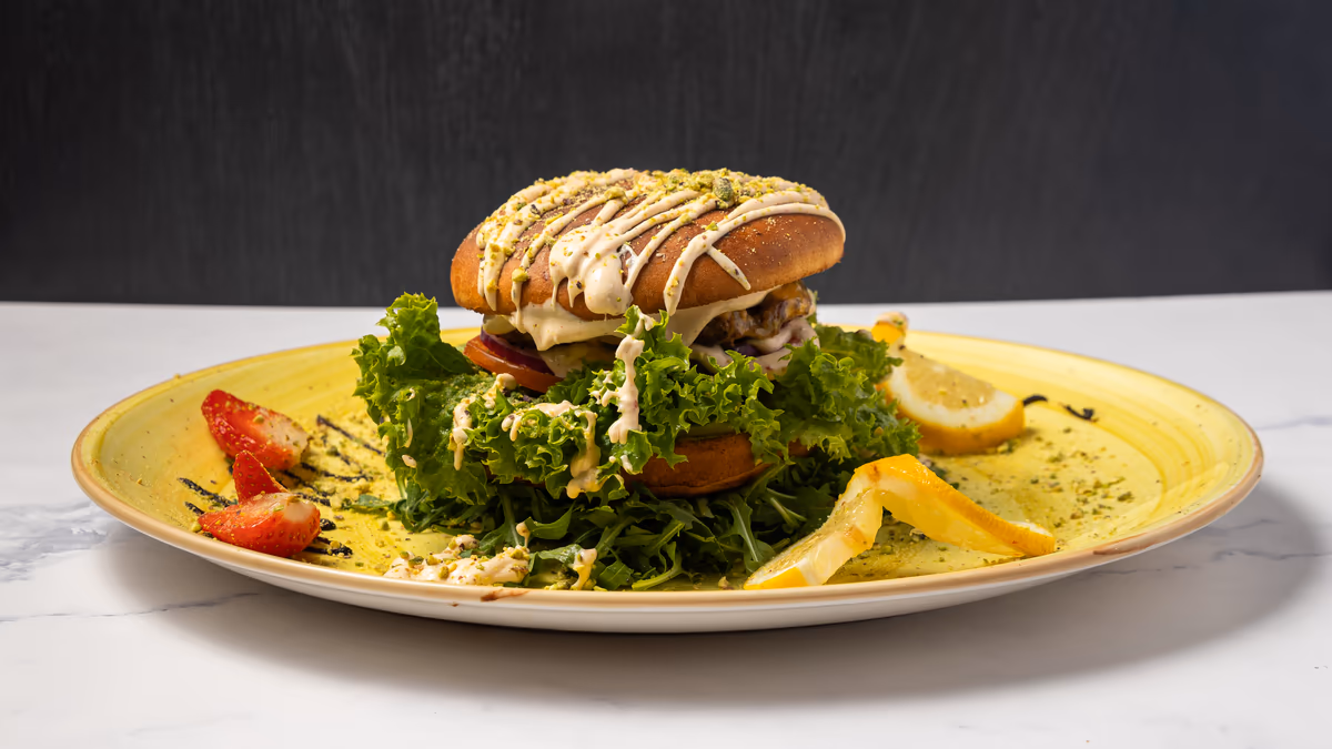 Autentisk italiensk stenovnspizza Hot 'n' spicy Grillet oksekød med salat, tomat, løg, ost, salatmayo, jalapeños og hjemmelavet chilidressing