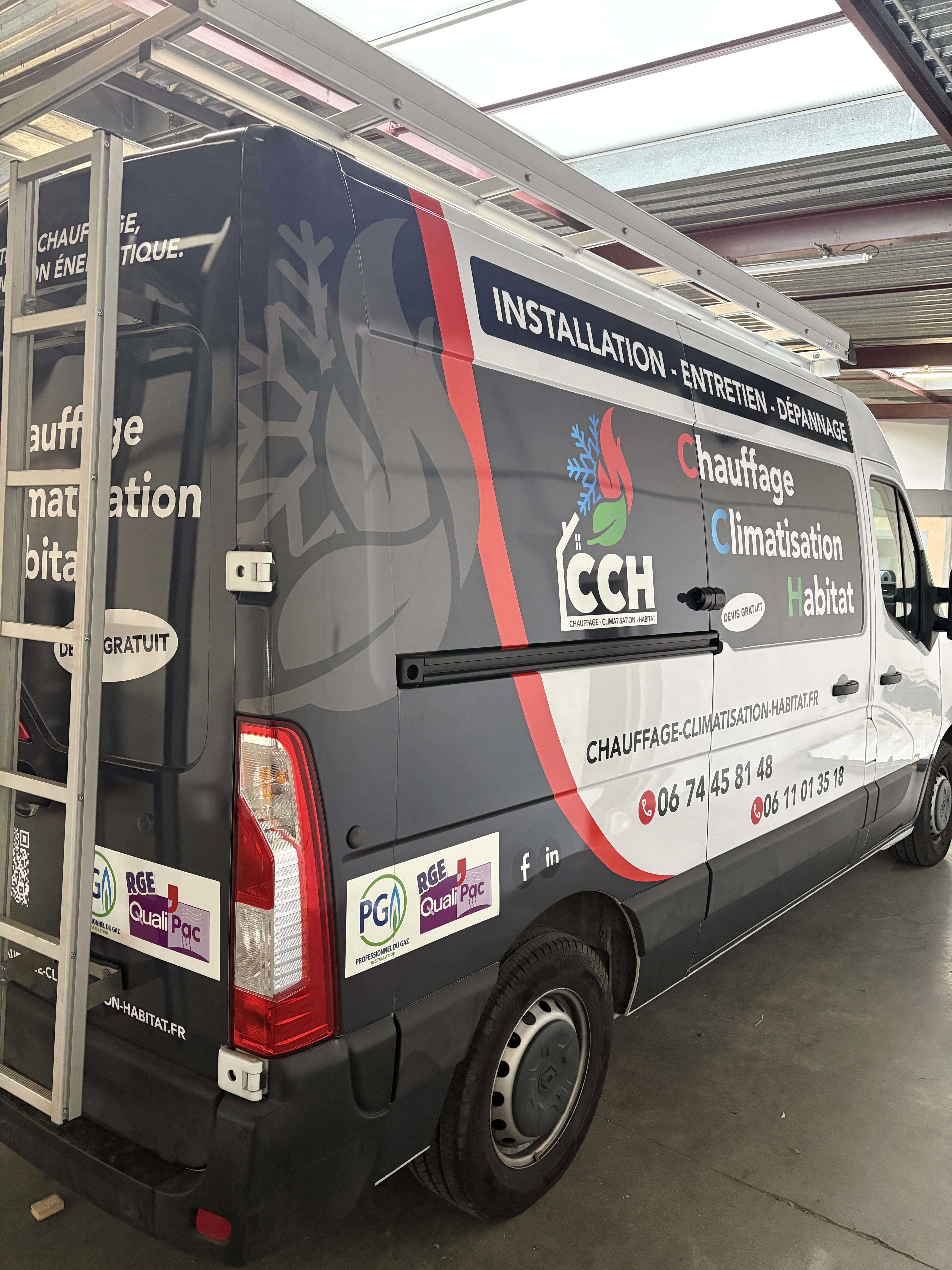 [interface] image of a computer showcasing educational software (for an edtech)