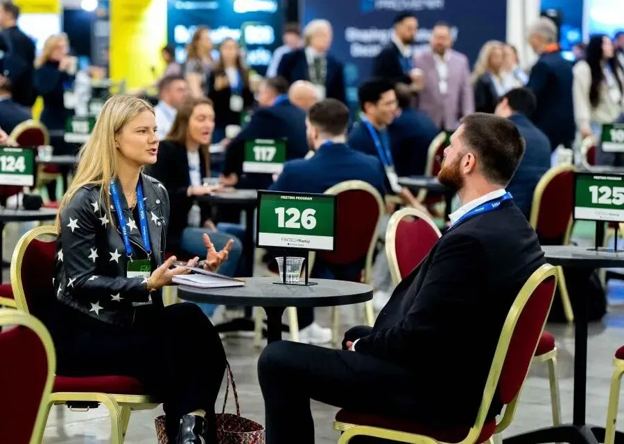Two attendees seated across from each other during a networking conversation at Fintech Meetup 2026.