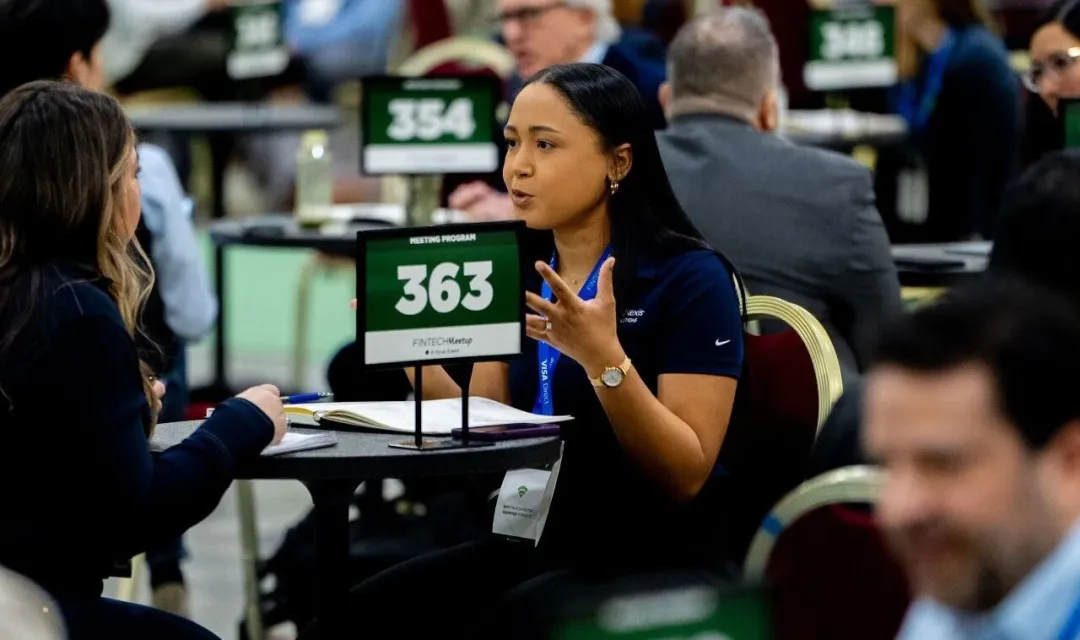 Two attendees in conversation during a one-on-one meeting session at Fintech Meetup 2026.