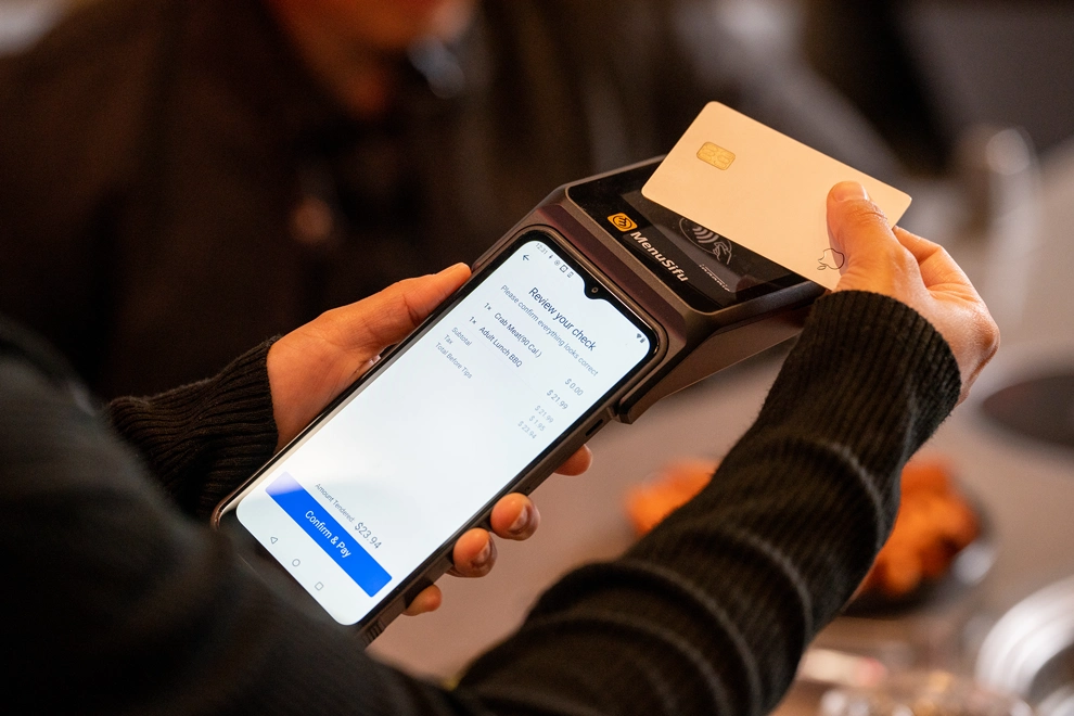 Close-up of the integrated card reader on MenuSifu POS GO 2 processing a restaurant payment