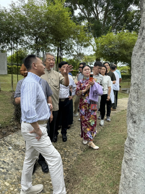 符永刚博士为众贵宾作导览
