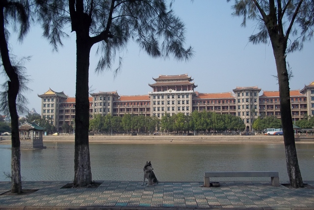 集美学村透过西式高楼和中式宝塔的结合，展现建筑人文的美学。