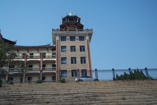 集美学村透过西式高楼和中式宝塔的结合，展现建筑人文的美学。